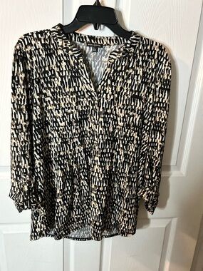 Ava & Grace large Black and Cream Abstract Print V-Neck Blouse